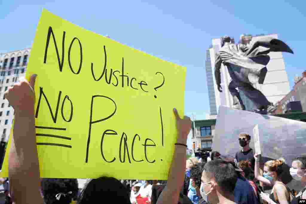Se est&#225;n llevando a cabo manifestaciones en todo Estados Unidos despu&#233;s de que George Floyd muriera bajo custodia policial el 25 de mayo. En la imagen, personas protestaron el s&#225;bado en Nueva York.