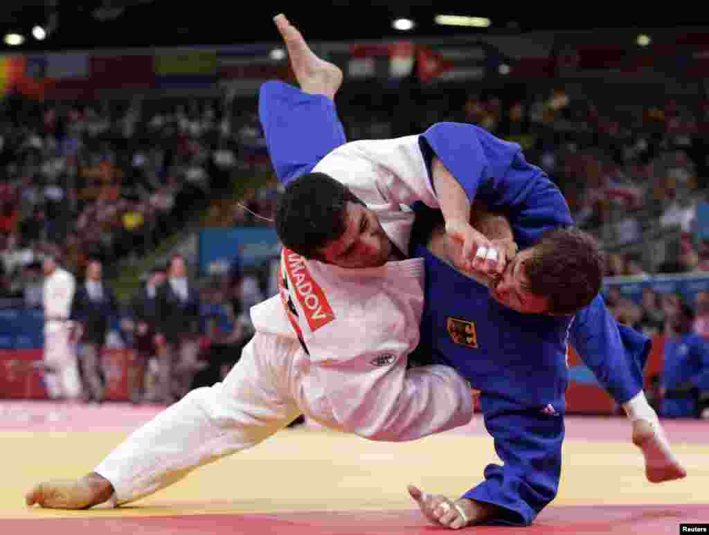 Azerbaijan's Elkhan Mammadov fights withGermany's Christophe Lambert (blue) during their men's -90kg elimination round of 32 judo match at the London 2012 Olympic Games August 1, 2012. REUTERS/Toru Hanai (BRITAIN - Tags: SPORT OLYMPICS SPORT JUD