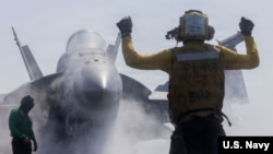 یک فروند جنگنده «اف ۱۸ سوپر هورنت» متعلق به اسکادران جنگنده تهاجمی ۴۱ نیروی دریایی آمریکا، بر عرشه پرواز ناو هواپیمابر «یواس‌اس آبراهام لینکلن» از کلاس «نیمیتز»، در چارچوب پشتیبانی از عملیات «خشم حماسی»، برای پرواز آماده می‌شود؛ ۲۸ فوریه ۲۰۲۶