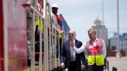 Predsjednik Joe Biden i glavni operativni direktor Lobito Atlantic Railway Nicolas Gregoire obilaze terminal u luci Lobito, Angola, 4. decembra 2024.