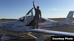 来自昆士兰省的拉克兰.斯马特在被称为阳光海岸的该省马卢奇郡机场着陆(脸书图片)