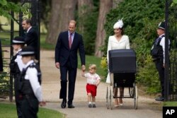 Pangeran William, Kate Duchess of Cambridge, Pangeran George dan Putri Charlotte dalam acara pembaptisan di gereja St. Mary Magdelene di Sandringham, Inggris, 5 Juli.