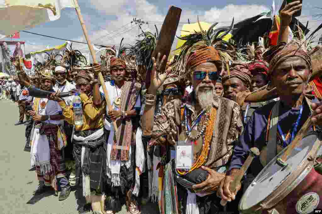 Catholic faithful wait on a street to welcome Pope Francis in Dili.&nbsp;Catholic devotees were clamoring to see Pope Francis before his arrival in East Timor&#39;s capital -- making pilgrimages from faraway towns and hours-long crossings of its shared border with Indonesia.