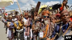 Catholic faithful wait on a street to welcome Pope Francis in Dili.&nbsp;Catholic devotees were clamoring to see Pope Francis before his arrival in East Timor&#39;s capital -- making pilgrimages from faraway towns and hours-long crossings of its shared border with Indonesia.