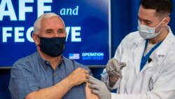 Vicepresidente Mike Pence, su esposa y el director de salud reciben vacuna contra COVID-19