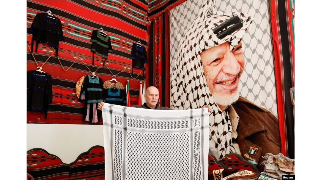 Izat Hirbavi pokazuje kefiju u fabrici tekstila u Hebronu na Zapadnoj obali 24. januara 2023. (Foto: Rojters/Mussa Qawasma)