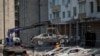 Сотрудники киевских городских служб транспортируют со стоянки автомобили, поврежденные во время российского обстрела. 30 мая 2023 г. 
