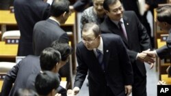 30일 한국 국회에서 연설하기 위해 의원들의 환영을 받으며 입장하는 반기문 유엔 사무총장(가운데).