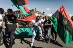 Des manifestants tiennent des drapeaux du Biafra alors qu'ils participent à une manifestation à Durban, en Afrique du Sud, le 30 mai 2019.