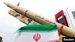 Sebuah rudal Iran dipamerkan di Teheran, Iran 29 April 2022. Para pejabat di Kurdistan Irak mengatakan korban serangan drone dan rudal Iran di wilayah itu telah meningkat menjadi sedikitnya sembilan tewas dan 32 cedera. (Foto: Majid Asgaripour/WANA via REUTERS)