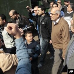 L'opposant Mohamed ElBaradei (à droite) est salué par des manifestants au Caire