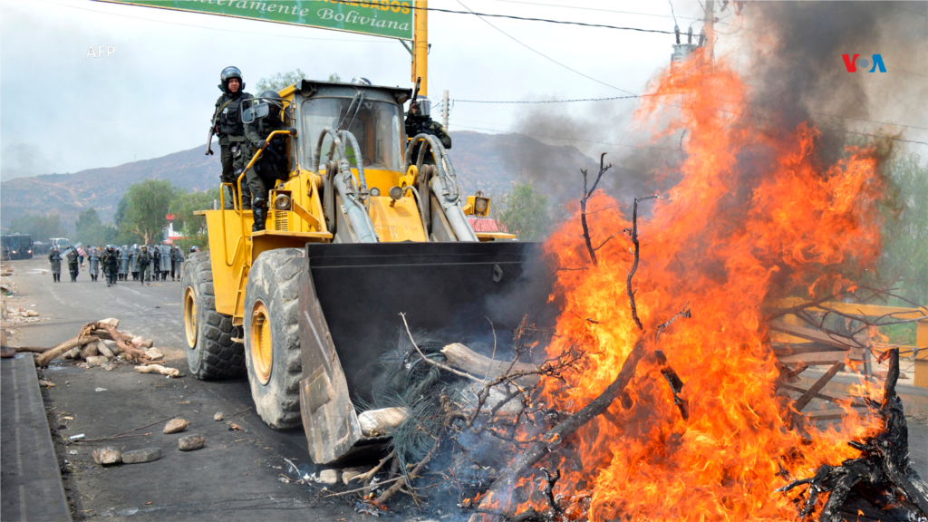 La policía antidisturbios despejó un bloqueo de carreteras por parte de manifestantes que apoyaban al expresidente Evo Morales después de un enfrentamiento en Cochabamba, Bolivia.