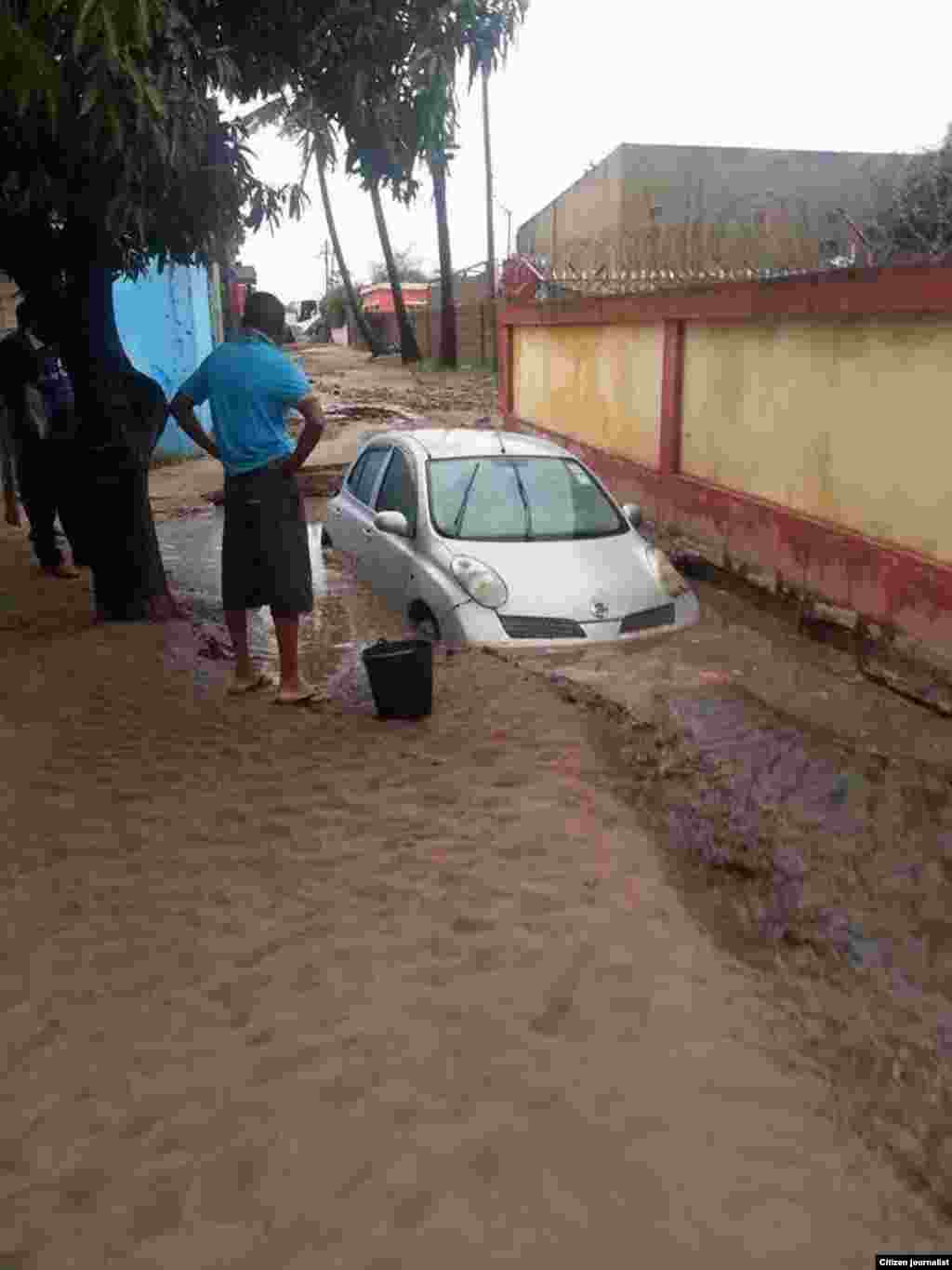 Carro submerso após chuvas da madrugada de 16 de Dezembro em Maputo