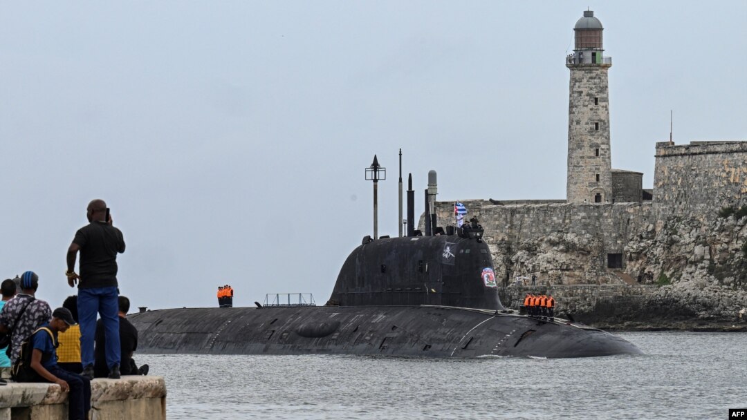 Ruska podmornica na nuklearni pogon Kazan uplovljava u luku u Havani (Foto: AFP/Yamil Lage)