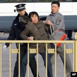 一名中国妇女被穿制服和便衣的警察粗暴拘留(资料照片)