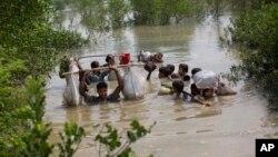 5일 미얀마 로힝야족 난민들이 나프강을 건너 방글레시 국경의 콕스바자르 지역에 도착했다.