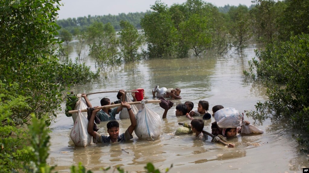 Một gia đình Rohingya family đến Bangladesh sau khi đi qua sông Naf giữa biên giới với Myanmmar, 5/9/2017