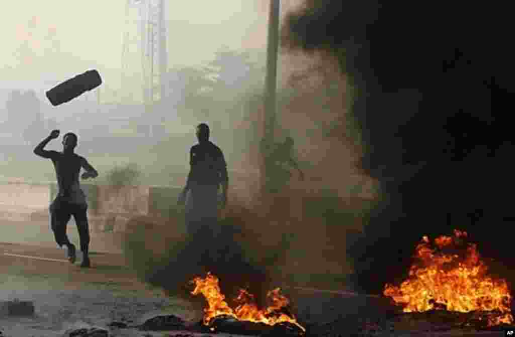 Angry youths burn debris following the removal of a fuel subsidy by the government in Lagos, Nigeria, January 10, 2012.