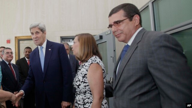 El diplomático cubano José Ramón Cabañas (derecha) junto a Josefina Vidal y el secretario de Estado, John Kerry, en La Habana.