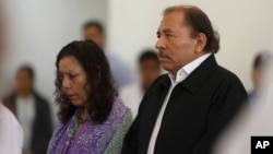 El presidente de Nicaragua, Daniel Ortega, y su esposa y vicepresidente Rosario Murillo asistieron al inicio del diálogo nacional en Managua, el miércoles, 16 de mayo, de 2018.