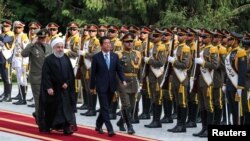 Prezida wa Irani Hassan Rouhani kumwe n'umushikiranganji wa mbere w'Ubuyapani Shinzo Abe akigera i Teheran. Itariki 12/06/2019 