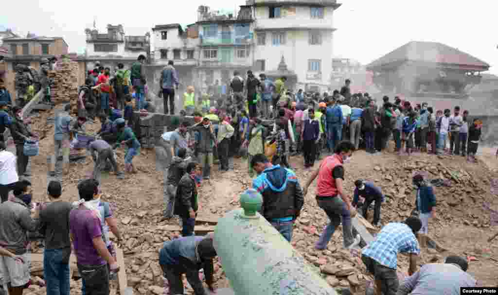 安全人员与居民协同救难