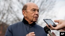 Le ministre américain du Commerce, le multi-millionnaire Wilbur Ross répond aux questions des journalistes dans les enceintes de la Maison Blanche, le 12 décembre, 2018.