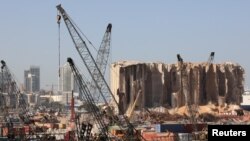 Silo atau bangunan tempat penyimpanan biji-bijian yang rusak akibat ledakan di pelabuhan Beirut, Lebanon, 26 Oktober 2020. (Foto: Mohamed Azakir/Reuters)
