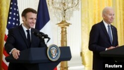 Le président américain Joe Biden (à g.) et son homologue français Macron tiennent une conférence de presse conjointe à la Maison Blanche à Washington.