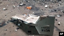 En esta fotografía difundida por la Dirección de Comunicaciones Estratégicas de las fuerzas armadas ucranianas se ven los restos de lo que Kiev ha descrito como un dron Shahed iraní derribado cerca de Kupiansk, Ucrania.