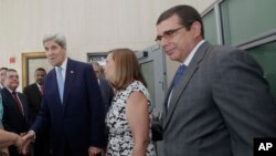 El diplomático cubano José Ramón Cabañas (derecha) junto a Josefina Vidal y el secretario de Estado, John Kerry, en La Habana. 