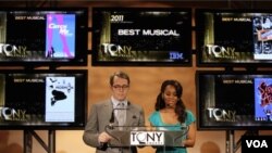 Matthew Broderick y Anika Noni Rose leen las nominaciones para los Premios Tony 2011, en Broadway, Nueva York.