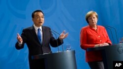 German Chancellor Angela Merkel, right, and Chinese Premier Li Keqiang brief the media during a meeting at the chancellery in Berlin, July 9, 2018. 