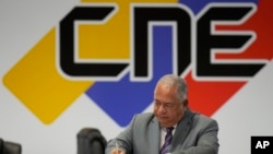 Elvis Amoroso, presidente del CNE venezolano, firma un acuerdo de respeto de los resultados electorales en Caracas, el 20 de junio de 2024.