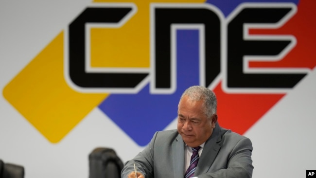 Elvis Amoroso, presidente del CNE venezolano, firma un acuerdo de respeto de los resultados electorales en Caracas, el 20 de junio de 2024.