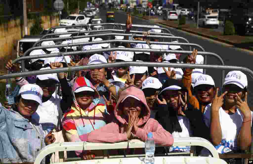 Los trabajadores de las fábricas camboyanas se paran en un camión después de participar en una celebración para conmemorar el Día de los Derechos Humanos en la Plaza de la Democracia en Phnom Penh.