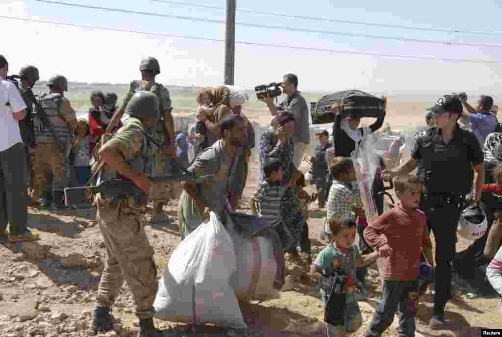 ترکی کے حکام کے مطابق کہ شام &nbsp;کے 1,30,000 کرد گزشتہ ہفتے سے اب تک اس کی سرحد میں داخل ہو چکے ہیں۔ 