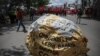 Tulisan "omnibus law lebih berbahaya dari COVID" tampak di tengah demo buruh memprotes Undang-Undang Cipta Kerja, di Bandung, Jawa Barat, Selasa, 6 Oktober 2020. (Foto: Antara via Reuters)