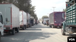 Camioneros bloquean con sus vehículos una vía en el sur de Bogotá durante una manifestación el jueves, 5 de septiembre de 2024.