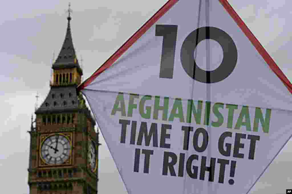2011年10月7日，抗议者在伦敦大本钟附近放飞一个巨大的风筝，抗议军事干预阿富汗10周年。