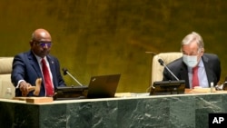 9月13日， 阿卜杜拉·沙希德(左）在联合国秘书长安东尼奥·古特雷斯的陪同下，敲击木槌，标志着他开始担任第 76 届联合国大会新主席。.
