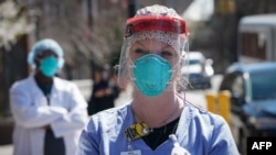 Seorang nakes mengenakan masker N95 di tengah pandemi COVID-19 di New York, 1 April 2020. (Bryan R. Smith / AFP)