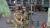 资料照片：中国武警在拉萨街头站岗。(2010年6月28日)