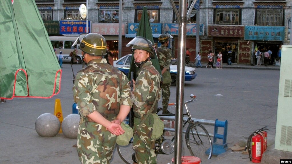资料照片:中国武警在拉萨街头站岗。(2010年6月28日)