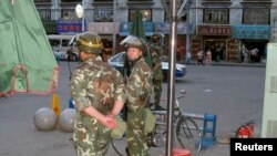 资料照片：中国武警在拉萨街头站岗。(2010年6月28日)