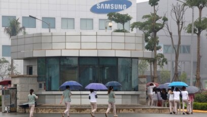 Công nhân đến làm việc tại một nhà máy của Samsung ở Thái Nguyên.
