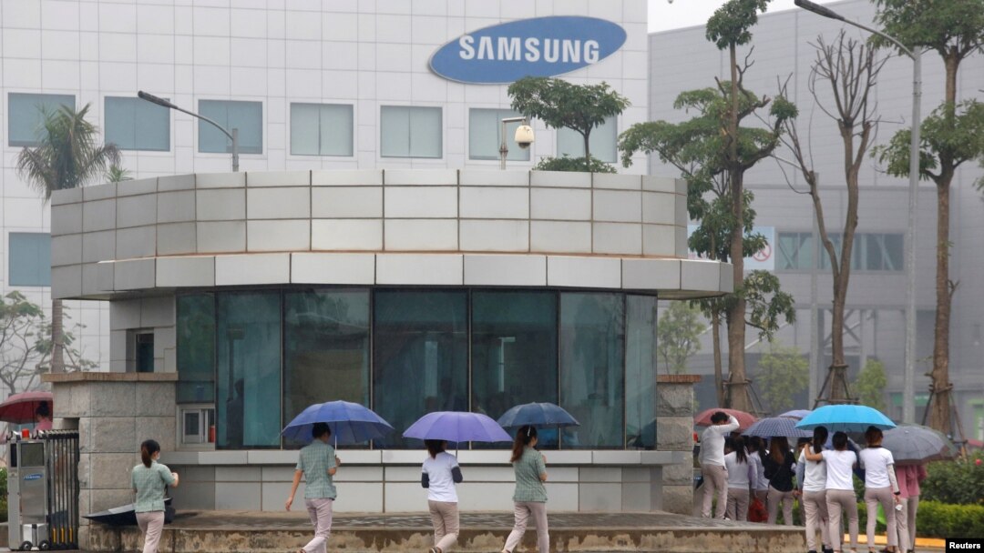 Công nhân đến làm việc tại nhà máy Samsung ở Thái Nguyên.