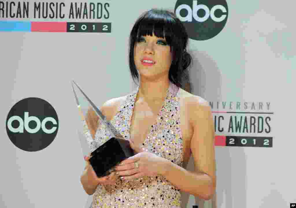 Carly Rae Jepsen berpose di belakang panggung dengan penghargaan Artis Pendatang Baru Tahun Ini pada ajang American Music Awards ke-40 di Los Angeles.