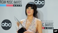 Carly Rae Jepsen poses backstage with the Old Navy new artist of the year award at the 40th Anniversary American Music Awards on Nov. 18, 2012, in Los Angeles.