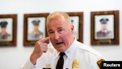 Le chef de la police du comté de St. Louis Jon Belmar indique, lors d'une conférence de presse à Clayton, où l'un des agents de police a été atteint d'une balle tôt jeudi, au cours de manifestations, Missouri, le 12 Mars 2015.
